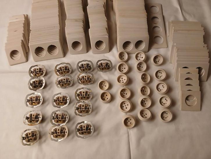 Niko retro stopcontacten mét aarding ivoorkleur, Doe-het-zelf en Bouw, Elektriciteit en Kabels, Gebruikt, Stopcontact, Ophalen of Verzenden