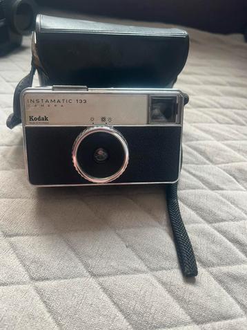 Appareil photo argentique KODAK INSTAMATIC 133  avec ÉTUI   beschikbaar voor biedingen