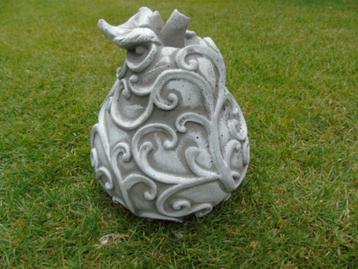 Standbeeld van een peer in gepatineerde steen, moderne kunst