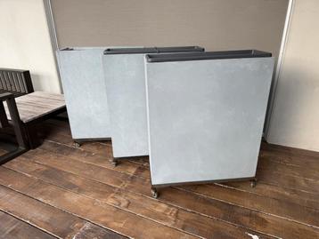 Bloembakken Grijs (betonkleur) beschikbaar voor biedingen