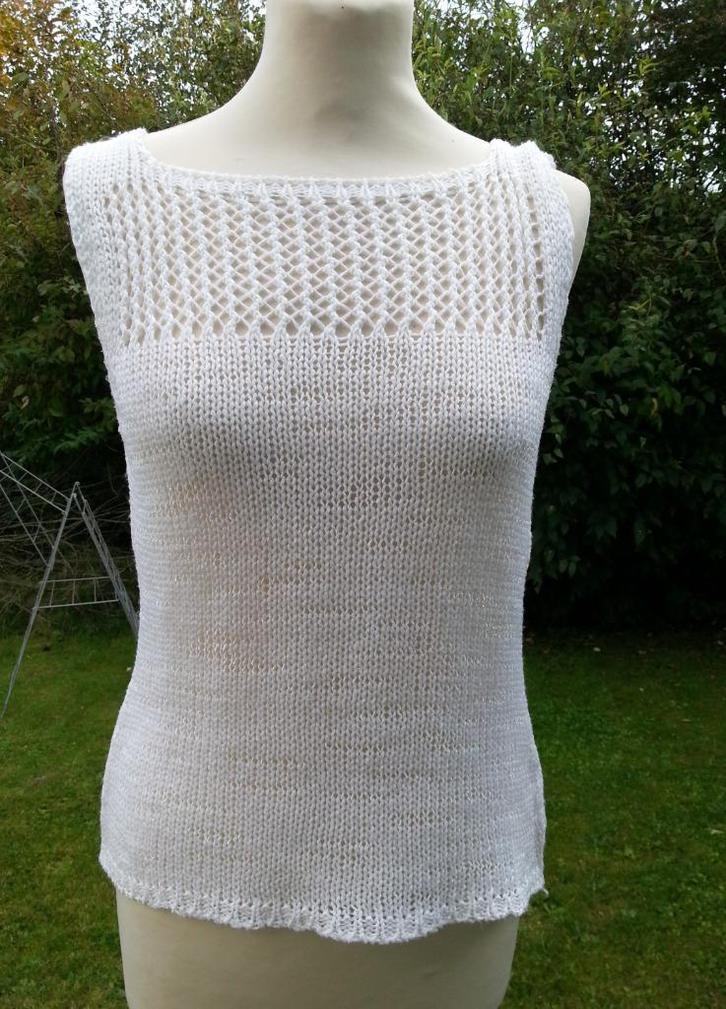 mooi topje + gaatjes wit gebreid - gehaakt – tricot, Kleding | Dames, Topjes, Gedragen, Maat 38/40 (M), Wit, Ophalen of Verzenden