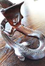 buitengewoon artistiek houtsnijwerk, Ophalen