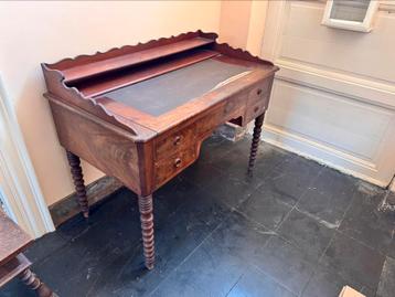 Antieke schrijftafel / bureau met lades beschikbaar voor biedingen