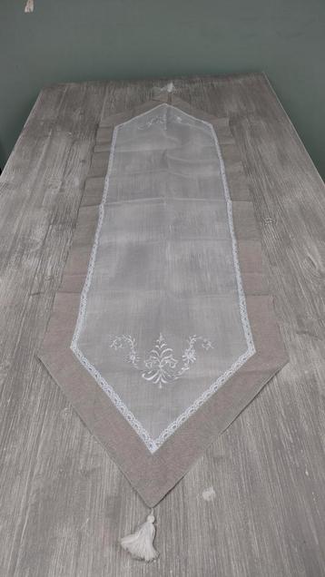 Mooie tafelloper met kant en geborduurde stof. 100% katoen beschikbaar voor biedingen