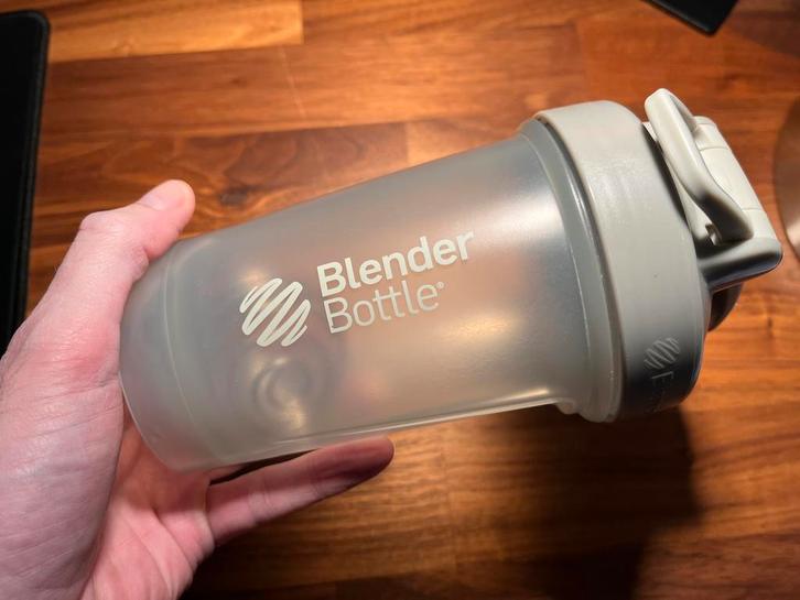 Shaker protéines Blender Bottle V2 600ml, Sports & Fitness, Gourdes d'eau, Comme neuf, Enlèvement ou Envoi