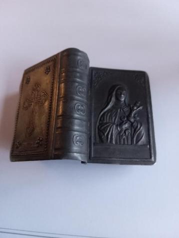 1 rozenkranskistje en een tinnen ciborium beschikbaar voor biedingen