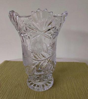 magnifique vase en cristal taillé H 23 cm en parfait état