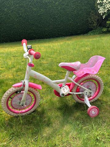 Vélo Hello Kitty avec petites roues et porte poupée 
