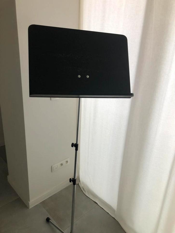 Muziekstandaard König & Meyer, hout met verchoormd statief, Muziek en Instrumenten, Standaarden, Gebruikt, Muziekstandaard, Ophalen