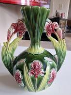 Vase art nouveau vert à fleurs iris de julius strnact., Antiek en Kunst, Antiek | Keramiek en Aardewerk
