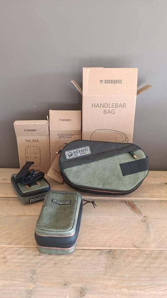 Set fietstassen - Stuurtas, zadeltas en bidontas, Vélos & Vélomoteurs, Accessoires vélo | Sacoches, Neuf, Enlèvement