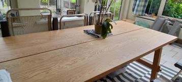 Grote houten tafel eetkamer