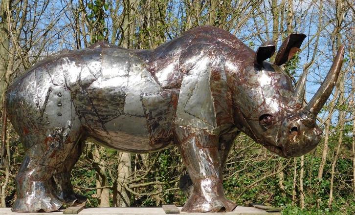 Neushoorn ''Rino'' XXL - 130 x 210 cm - Handgemaakt en Uniek, Tuin en Terras, Tuinbeelden, Dierenbeeld, Metaal, Ophalen of Verzenden