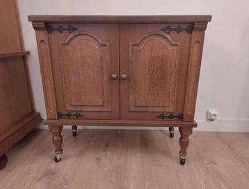 Houten kast beschikbaar voor biedingen