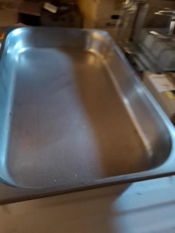 Grote inoxen ovenschalen beschikbaar voor biedingen