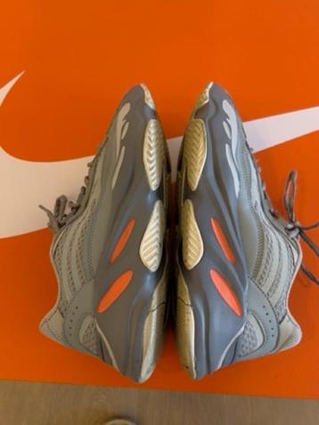 YEEZY SNEAKERS beschikbaar voor biedingen