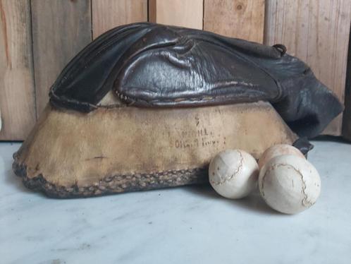 Oude lederen / benen "jeu de paume" handschoen + balletjes, Antiek en Kunst, Antiek | Overige Antiek, Ophalen of Verzenden