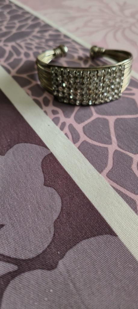 Zilverkleurige open armband met strass-steentjes, Handtassen en Accessoires, Armbanden, Gebruikt, Staal, Met strass, Ophalen