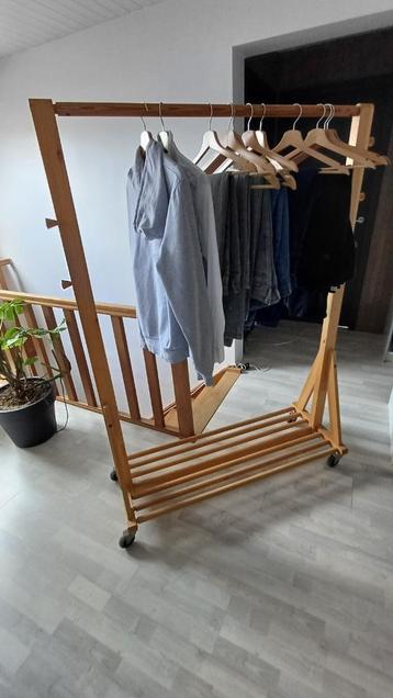 houten stevige klerendrager / kapstok beschikbaar voor biedingen