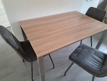 Eettafel met 3 stoelen beschikbaar voor biedingen