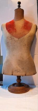 een oude vrouwelijke paspop, Enlèvement