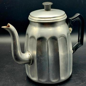 Vintage metalen koffiepot beschikbaar voor biedingen
