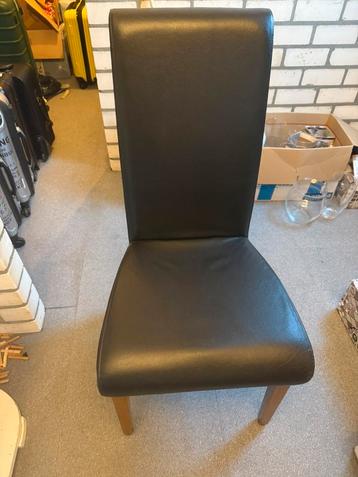 4 mooie eetkamer stoelen in goede staat beschikbaar voor biedingen