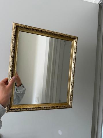 Vintage gouden spiegel beschikbaar voor biedingen