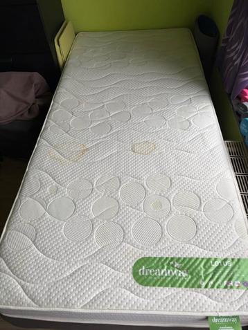 Bed met matras. beschikbaar voor biedingen
