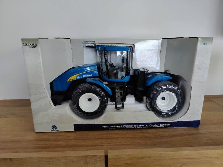 ERTL New Holland T9060 Tractor - Dealer Edition, Hobby en Vrije tijd, Modelauto's | 1:32, Nieuw, Tractor of Landbouw, ERTL, Ophalen of Verzenden