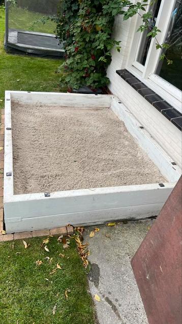 Zandbank 213x154 cm met deksel en 1m3 speelzand beschikbaar voor biedingen