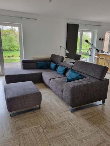 Hoeksalon met loungedeelte en poef beschikbaar voor biedingen