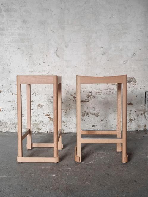ARTEK Atelier/Bar Krukken Hout, Huis en Inrichting, Barkrukken, Zo goed als nieuw, 60 tot 90 cm, Hout, 2 krukken, Met voetsteun