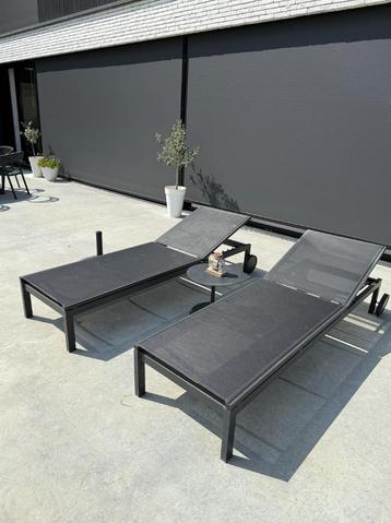 Set van 2 zwarte ligbedden met tafel – verstelbaar & mobiel beschikbaar voor biedingen