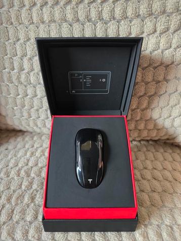 Originele tesla keyfob
Voor model 3, Y, X, S, beschikbaar voor biedingen