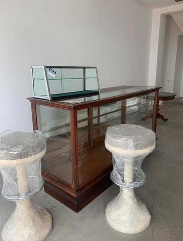 Toonbank antiek beschikbaar voor biedingen