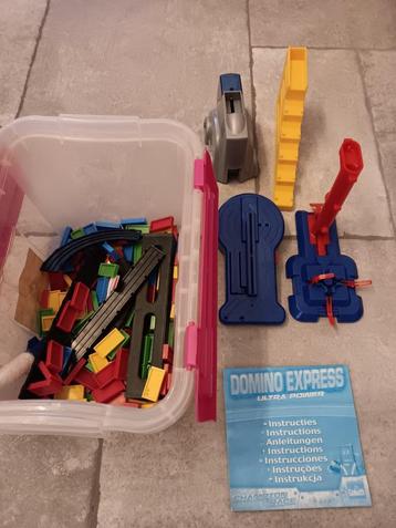 Dominoblokjes met toebehoren beschikbaar voor biedingen