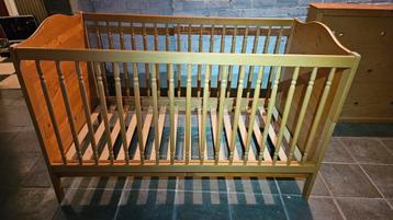 Evolutief baby- kinderbed van 140 cm in massief grenen beschikbaar voor biedingen