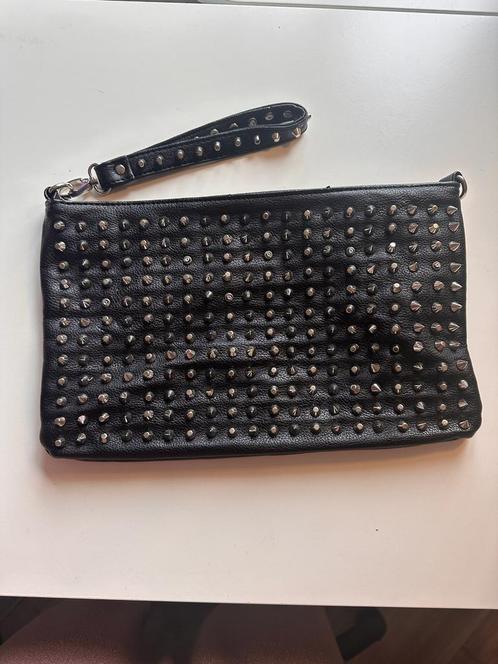 Stoere zwarte handtas met pinnen - 32cm breed en 20cm hoog, Handtassen en Accessoires, Tassen | Damestassen, Gebruikt, Handtas