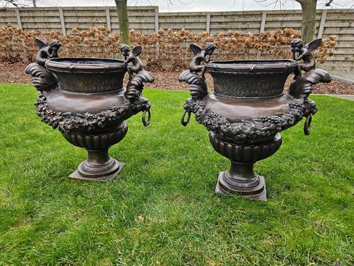 Bronzen koppel tuinvazen met engelen omringt met guirlandes, Jardin & Terrasse, Vases de jardin, Comme neuf, Enlèvement ou Envoi