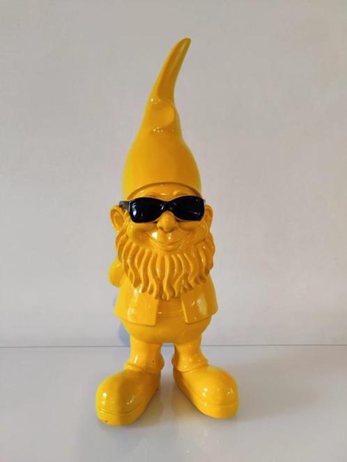 Coole gele tuinkabouter met zonnebril, Tuin en Terras, Tuinbeelden, Nieuw, Tuinkabouter, Kunststof, Ophalen of Verzenden