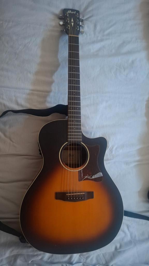 Guitare semi-acoustique Cort. État neuf, Musique & Instruments, Instruments à corde | Guitares | Acoustiques, Enlèvement