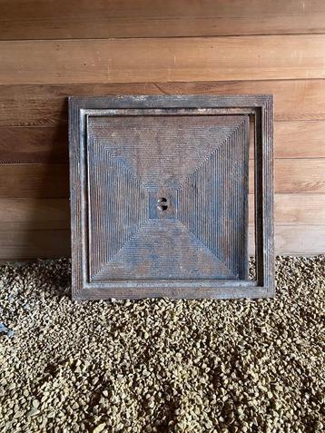 Industrieel gietijzeren putdeksel 70 x 70 cm beschikbaar voor biedingen