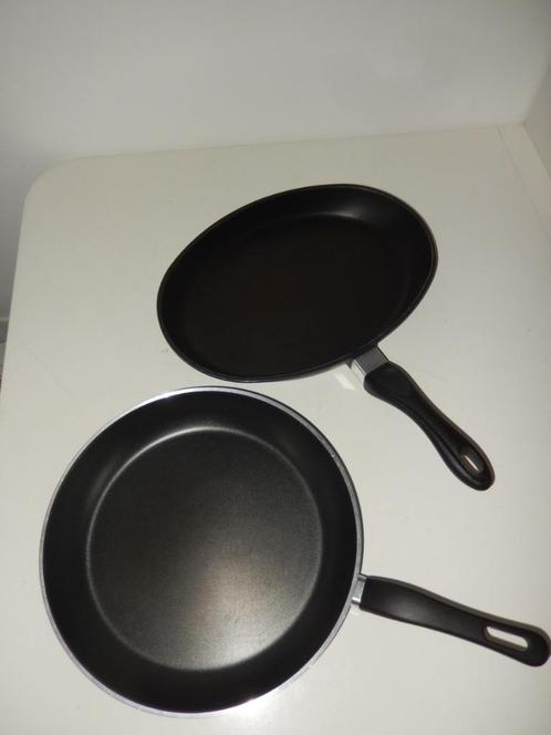 2 PANNEN, Huis en Inrichting, Keuken | Potten en Pannen, Zo goed als nieuw, Koekenpan of Braadpan, Gietijzer, Keramische plaat