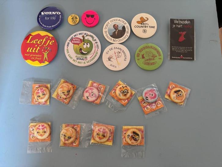 Buttons groot en klein,  doorsnee 2 cm tot 7,5 cm diverse, Verzamelen, Speldjes, Pins en Buttons, Zo goed als nieuw, Button, Overige onderwerpen