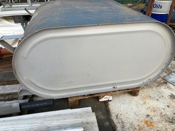 mazouttonnen en kachel beschikbaar voor biedingen