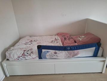 Bed met lades beschikbaar voor biedingen
