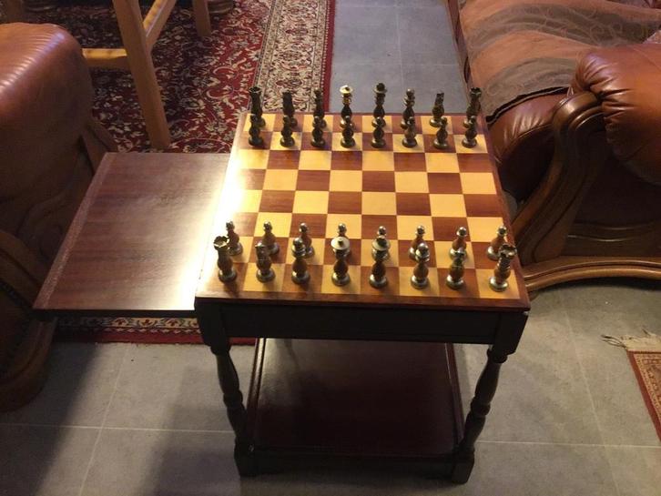 Prachtige schaaktafel massieve notelaar en metalen stukken, Hobby en Vrije tijd, Gezelschapsspellen | Bordspellen, Zo goed als nieuw