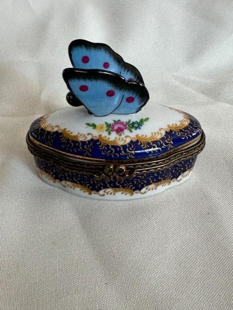 Limoges Porseleinen Doosje met Vlinder – Handbeschilderd, Verzamelen, Retro