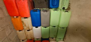 Bidons/ jerrycans 20 liter en 25 liter 47 stuks  beschikbaar voor biedingen